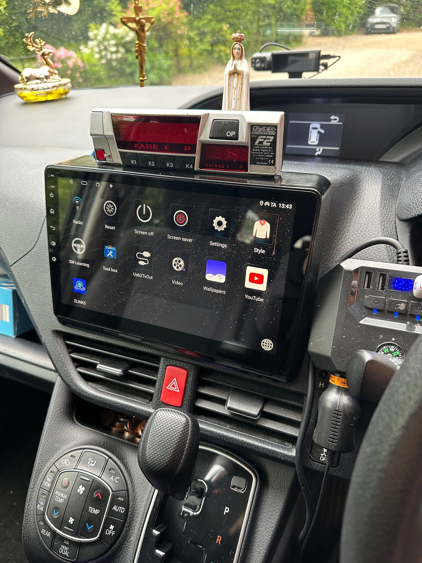 TOYOTA NOAH/VOXY 2014-2020 - PREMIUM HEAD UNIT UPGRADE KIT: RADIO INFOTAINMENT SYSTEM WITH WIRED & WIRELESS APPLE CARPLAY AND ANDROID AUTO COMPATIBILITY