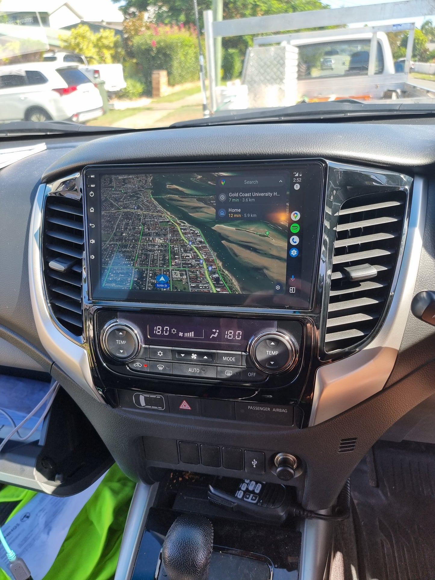 Triton multimedia head unit supporting original reverse camera works