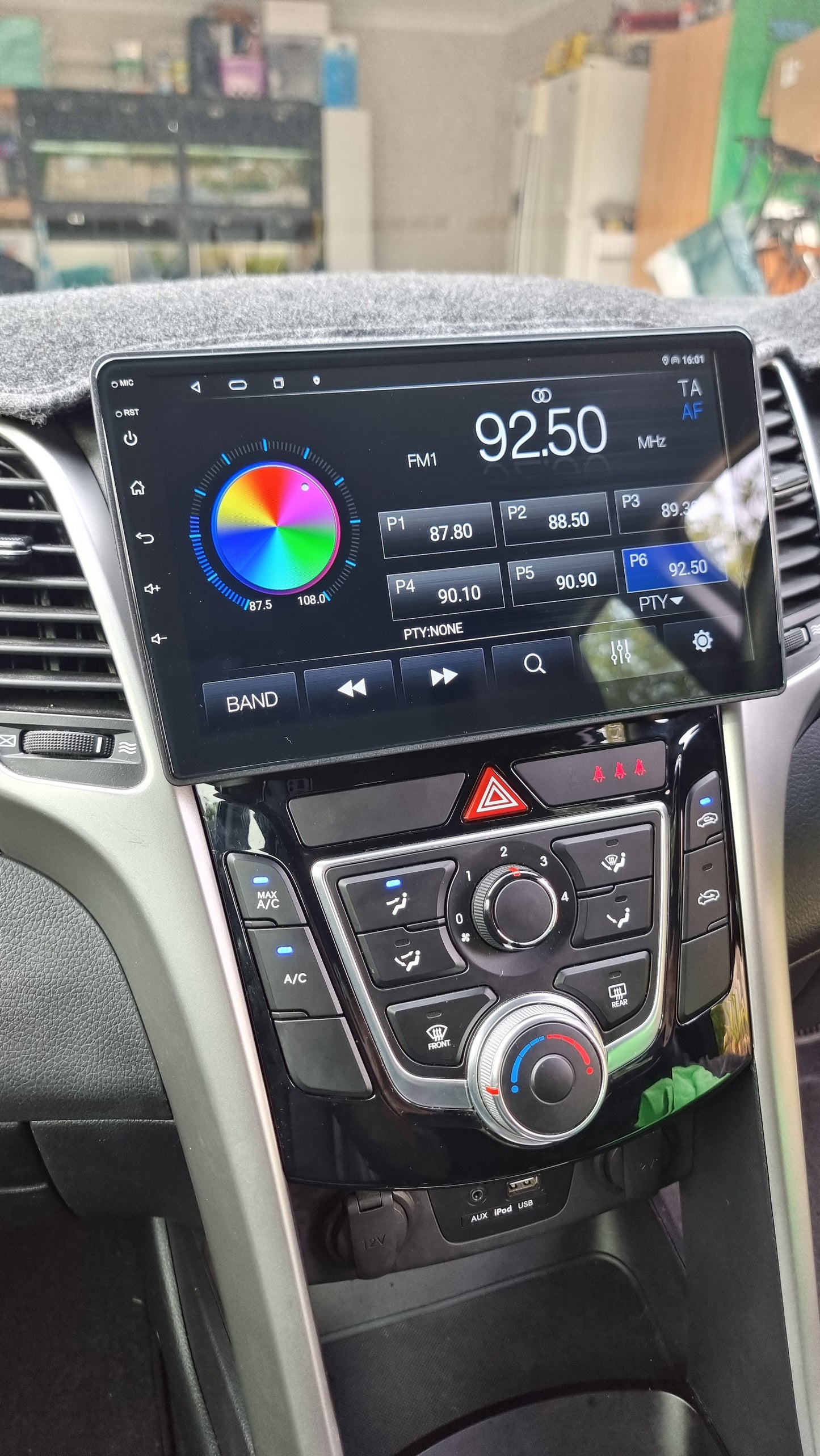 HYUNDAI i30 2012-2017 - PREMIUM HEAD UNIT UPGRADE KIT: RADIO INFOTAINMENT SYSTEM WITH WIRED & WIRELESS APPLE CARPLAY AND ANDROID AUTO COMPATIBILITY
