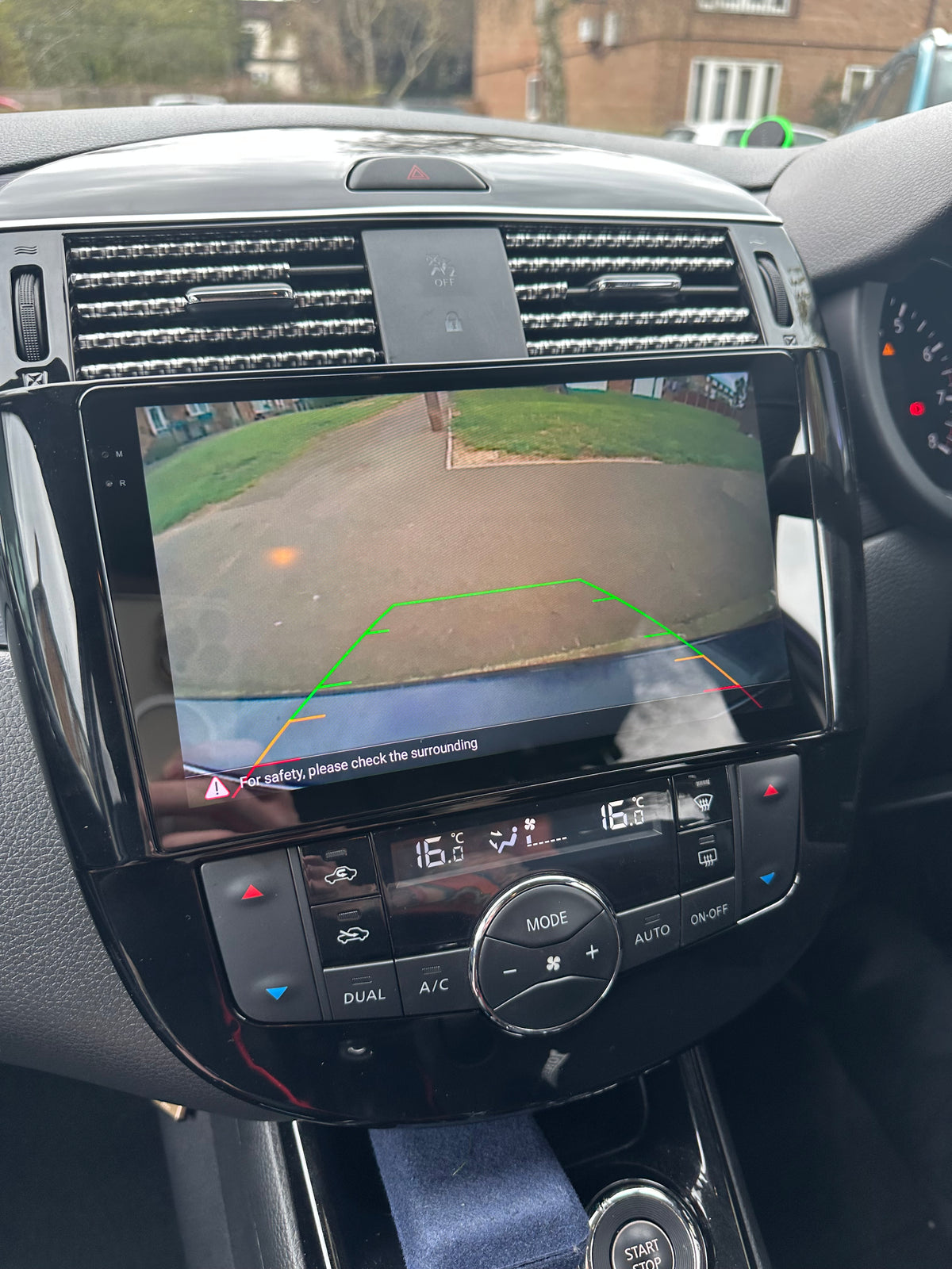 Pulsar 2014–2018 dashboard touchscreen displaying the factory reverse camera view with coloured parking guidelines.