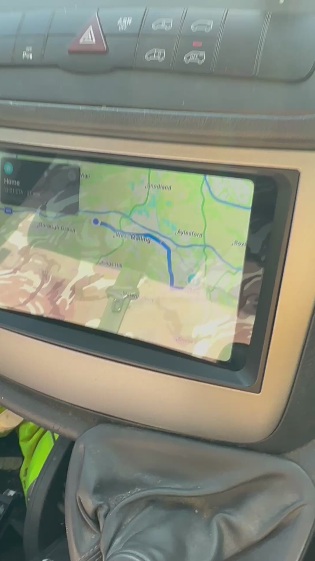 Wireless Apple Carplay navigation system, dashboard installation in Mercedes Vito Viano