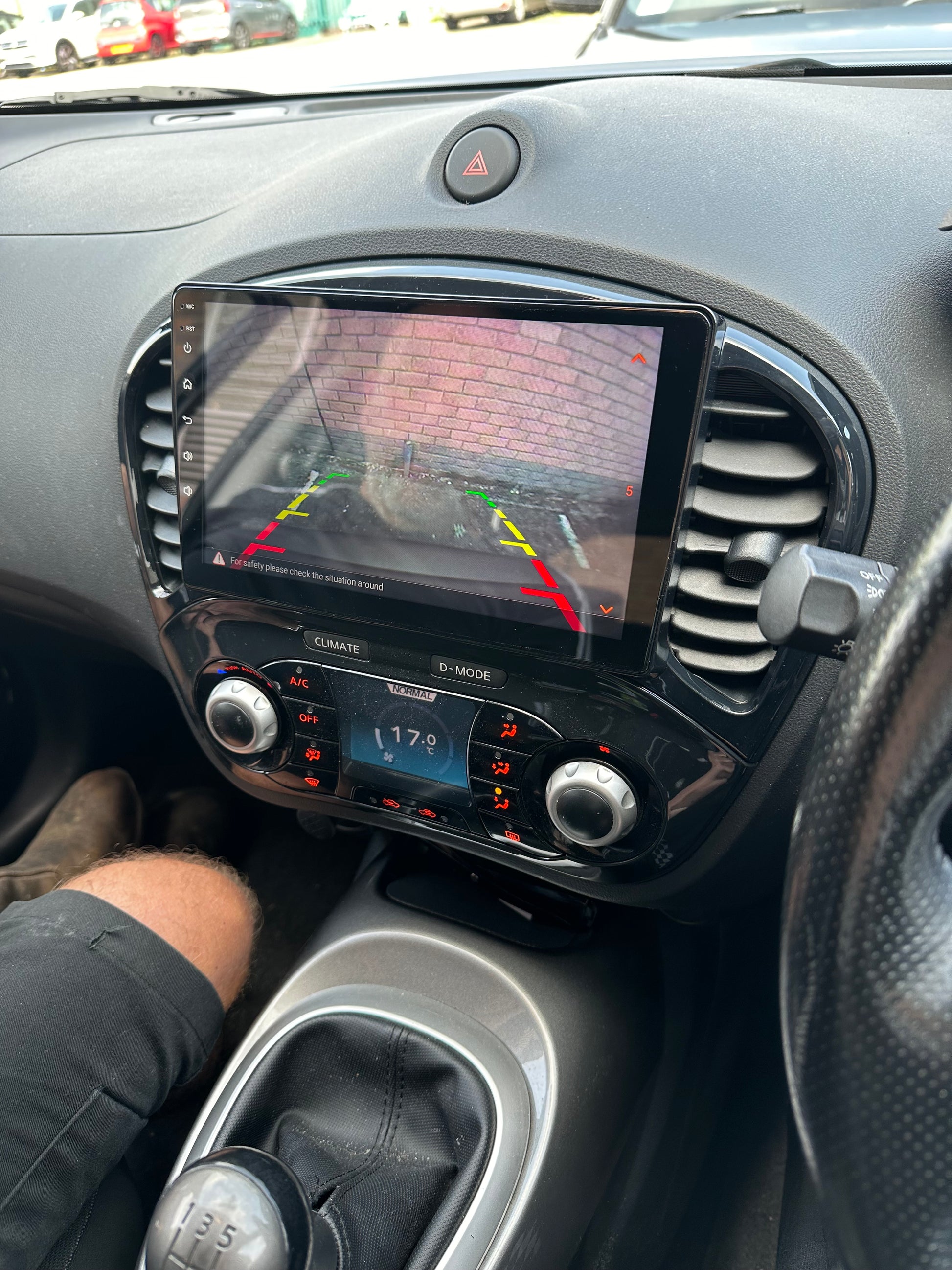 Original Reverse Camera and 360 Cameras supported on large touchscreen display
