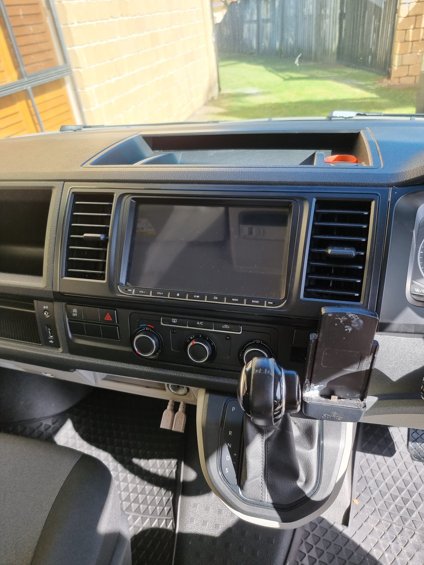 VOLKSWAGEN VW TRANSPORTER/CARAVELLE T5.1/T6 - 2010-2020 - PREMIUM HEAD UNIT UPGRADE KIT: RADIO INFOTAINMENT SYSTEM WITH WIRED & WIRELESS APPLE CARPLAY AND ANDROID AUTO COMPATIBILITY