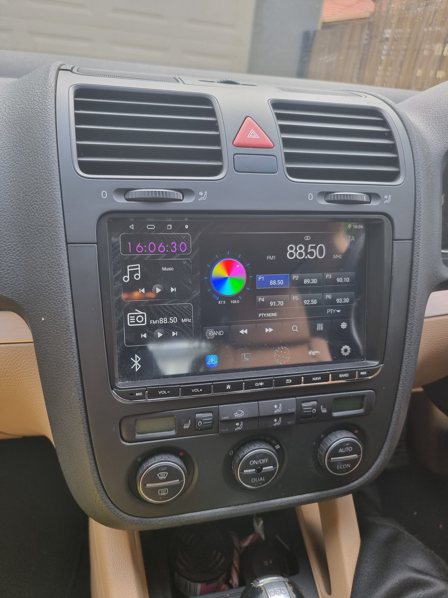 https://carscreencity.com/products/volkswagen-vw-golf-2004-2009-mk5-premium-head-unit-upgrade-kit-radio-infotainment-system-with-wired-wireless-apple-carplay-and-android-auto-compatibility?_pos=1&_sid=152144109&_ss=r