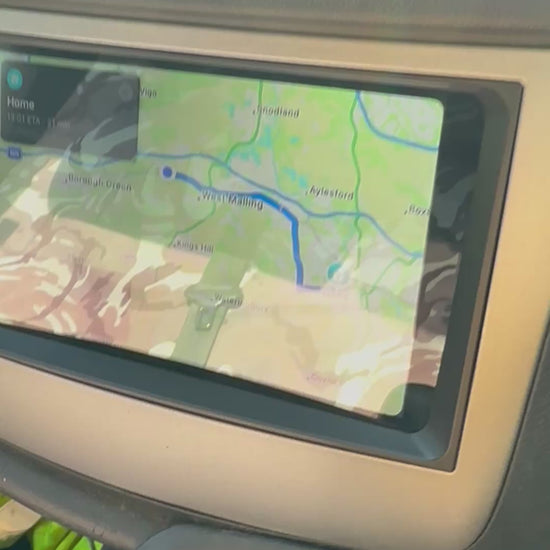 Wireless Apple Carplay navigation system, dashboard installation in Mercedes Vito Viano